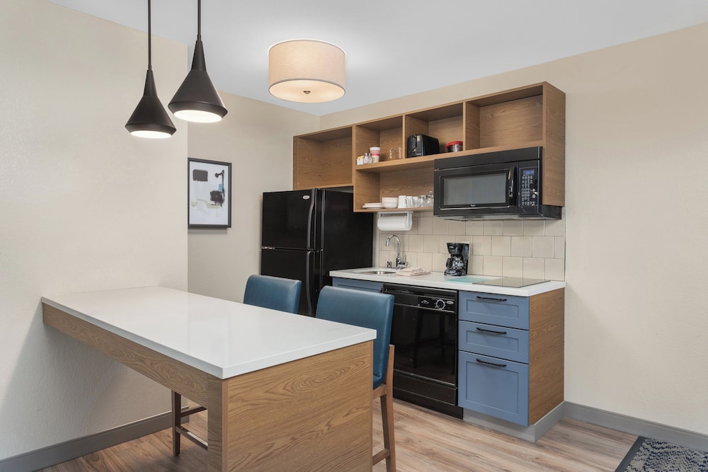 Suite, 1 Bedroom, Kitchen (Living and Dining Area) - Photo 4