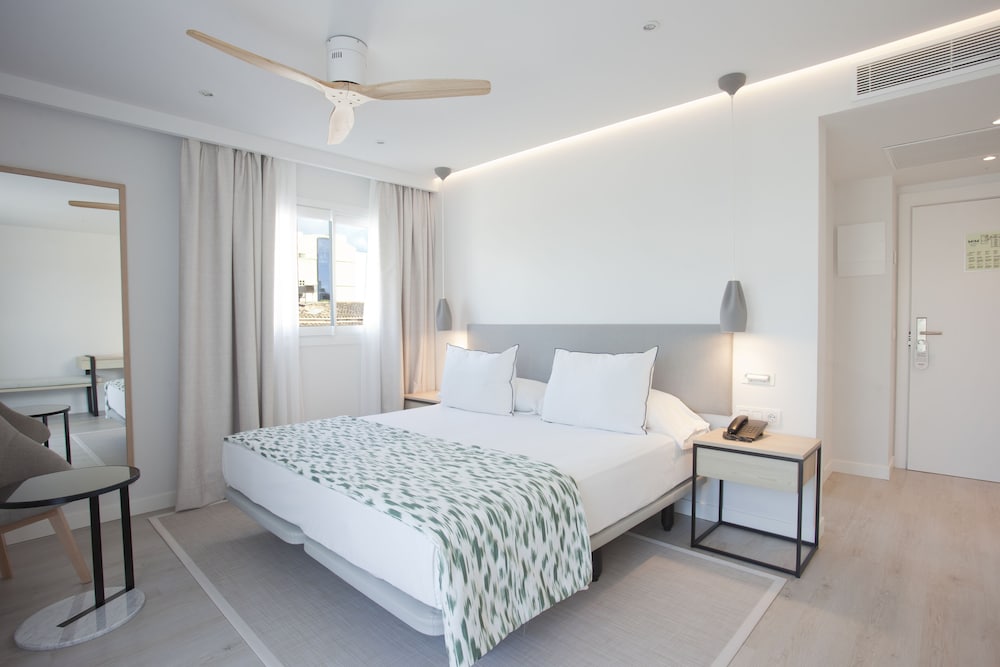 Premium Double Room (Street Views) thumbnail 5