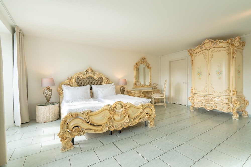 Honeymoon Suite - Photo 17