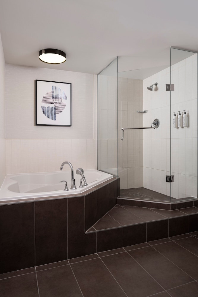 Grand Room, 2 Bedrooms, Lake View (Balcony) - Photo 6