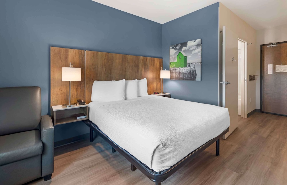 Standard Studio, 1 Queen Bed, Non Smoking, Refrigerator & Microwave - Photo 1