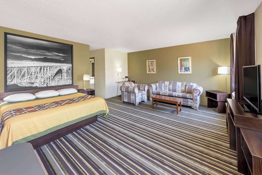 Studio Suite, 1 King Bed, Non Smoking - Photo 2