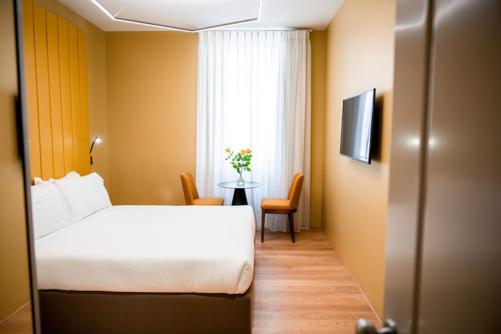 Deluxe Room thumbnail 5