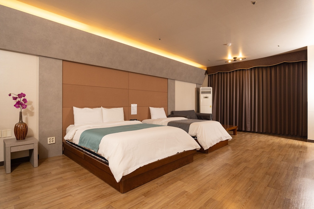 Deluxe Family Room - Photo 1