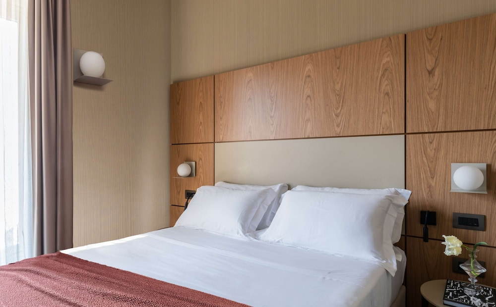 Premium Double Room with One Double Bed and 2 Adults Occupancy (Non Smoking) thumbnail 6