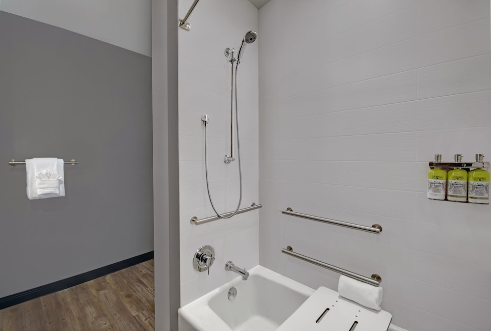 Suite, 1 Bedroom, Accessible Bathtub, Kitchen (Communications) - Photo 12