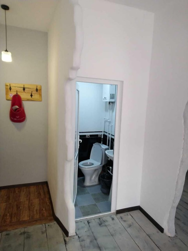 Economy Triple Room photo 2