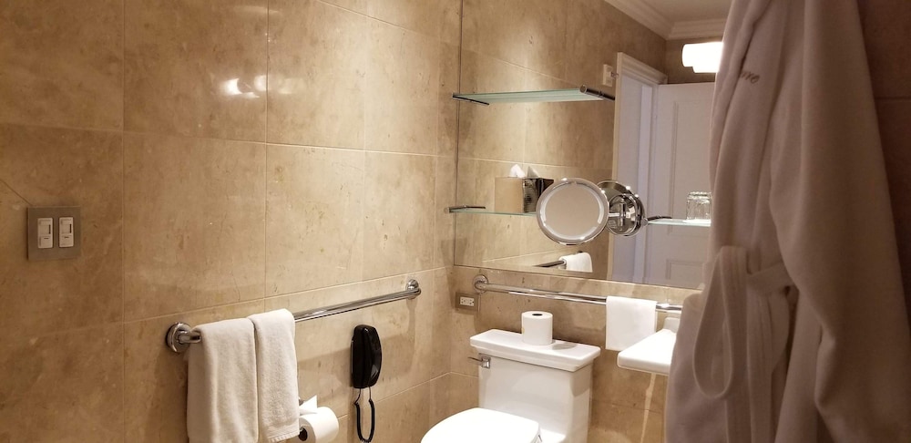 Accessible Deluxe Suite King Bed, 1 Bedroom thumbnail 6