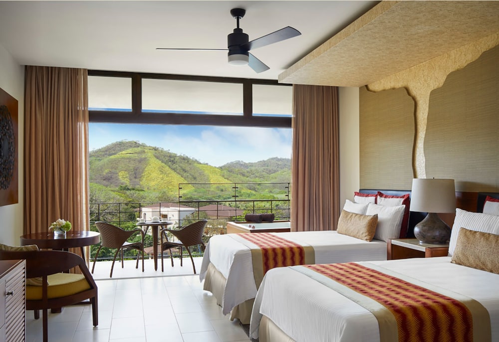 Suite Junior Doble con Vista a la Piscina