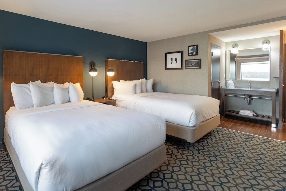 Standard Room, 2 Queen Beds, Pool View - Photo 3