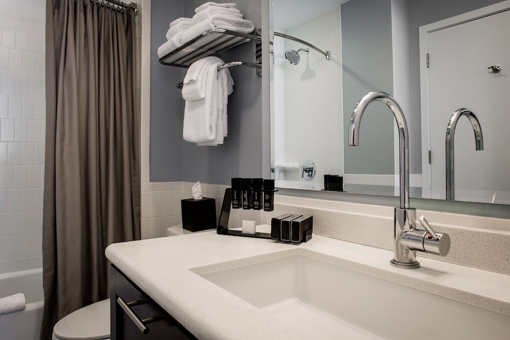 Two Bedroom, Family Suite - Photo 11