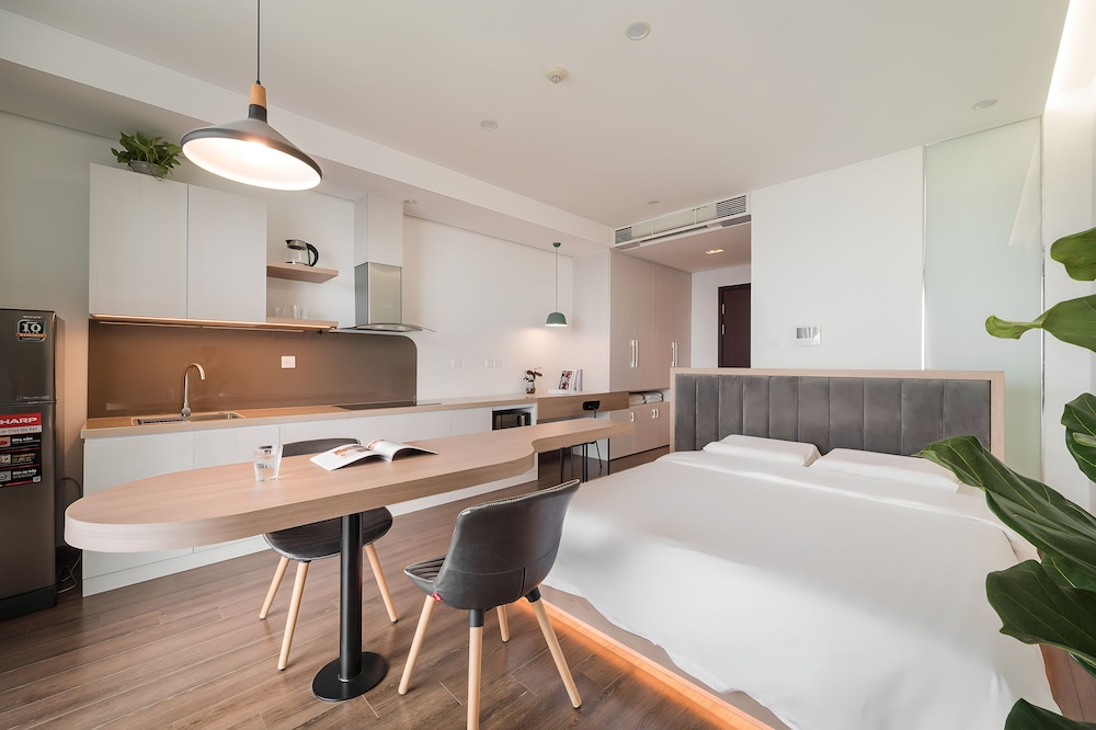 Standard Studio Suite, 1 King Bed, Balcony, City View