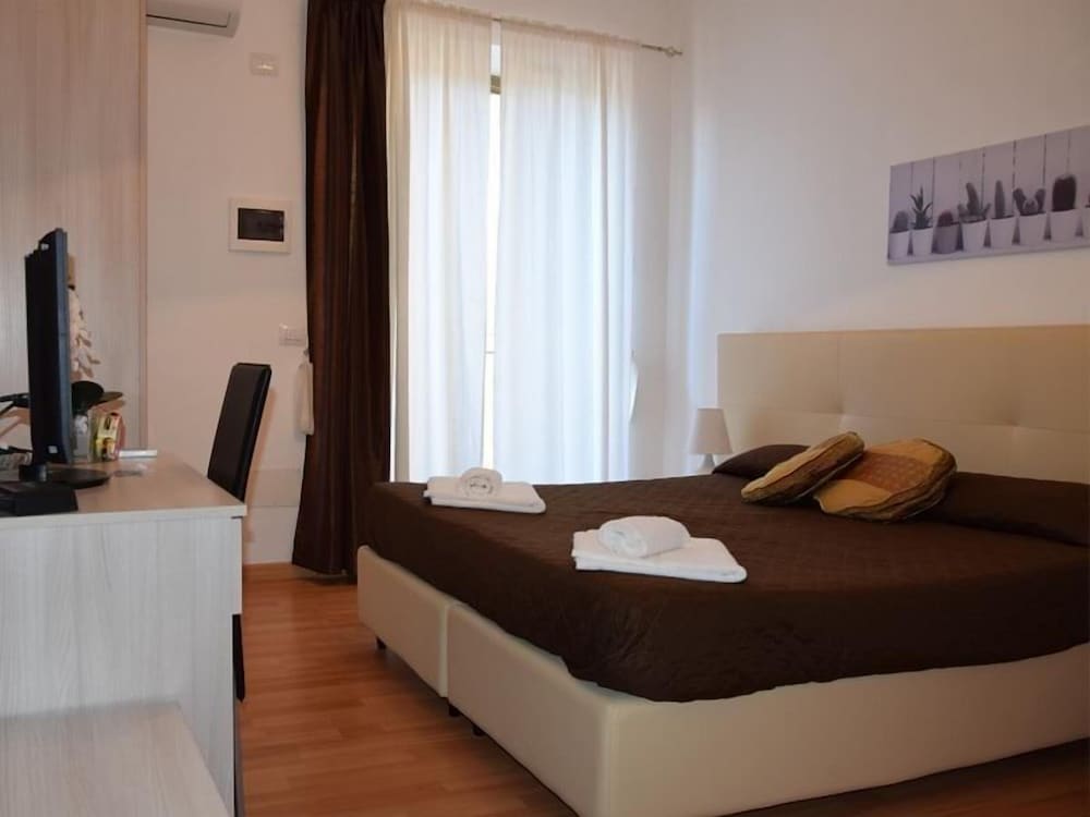 Classic Double or Twin Room, Non Smoking, Courtyard View photo 3