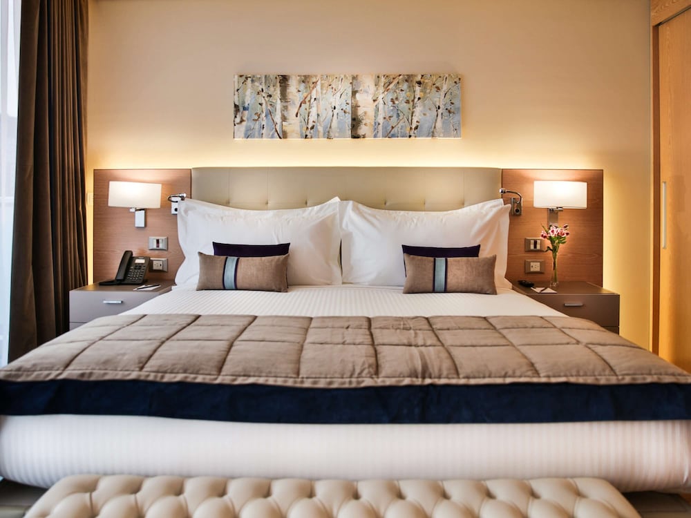 Deluxe Room, 1 King Bed, Balcony thumbnail 6