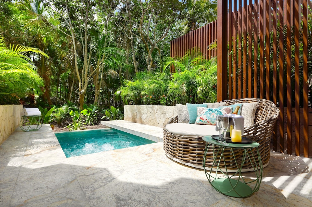 Junior Suite Private Pool Poolside thumbnail 5