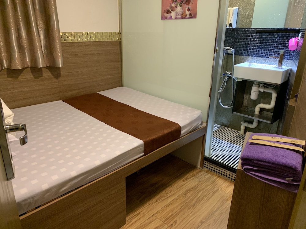 Basic Quadruple Room photo 2