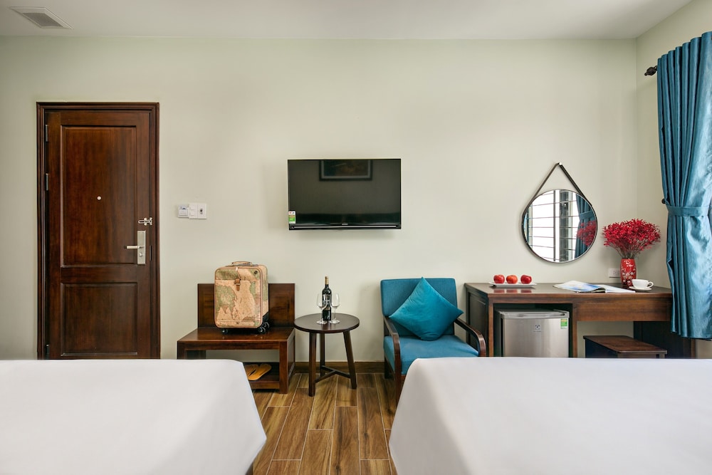 Deluxe Triple Room, 2 Queen Beds, City View - Photo 11