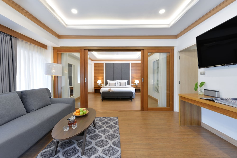 1 Bed Room Suite with Living area thumbnail 5