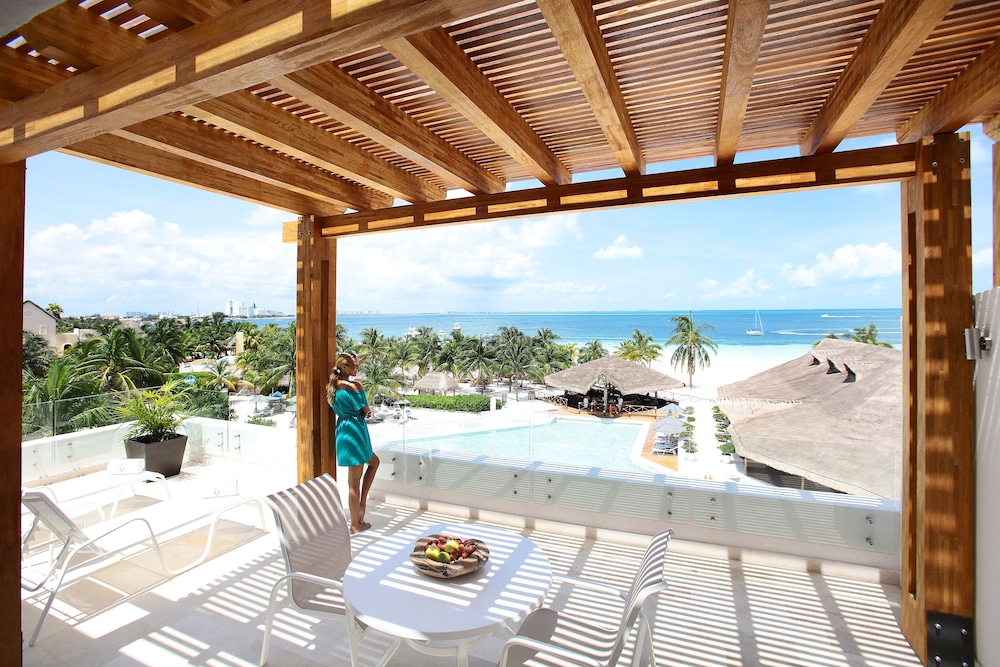 Club Queen Suite with Ocean View thumbnail 5