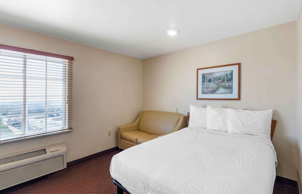 Deluxe Studio, 1 Queen Bed with Sofa bed, Non Smoking, Refrigerator & Microwave photo 3