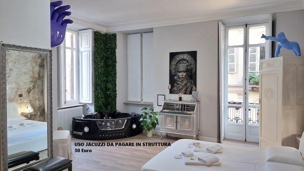 Luxury Suite, Hot Tub, City View photo 3