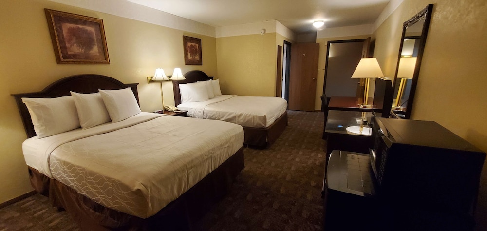 Room, 2 Queen Beds, Non Smoking - Photo 5