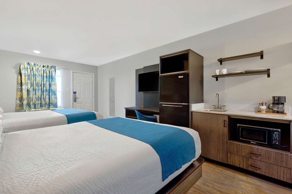 Deluxe Room, 2 Queen Beds, Smoking, Kitchenette - Photo 3