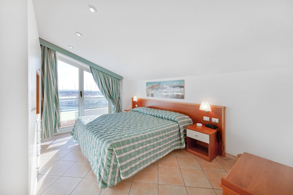 Superior Apartment, 2 Bedrooms, Kitchenette, Ocean View photo 2