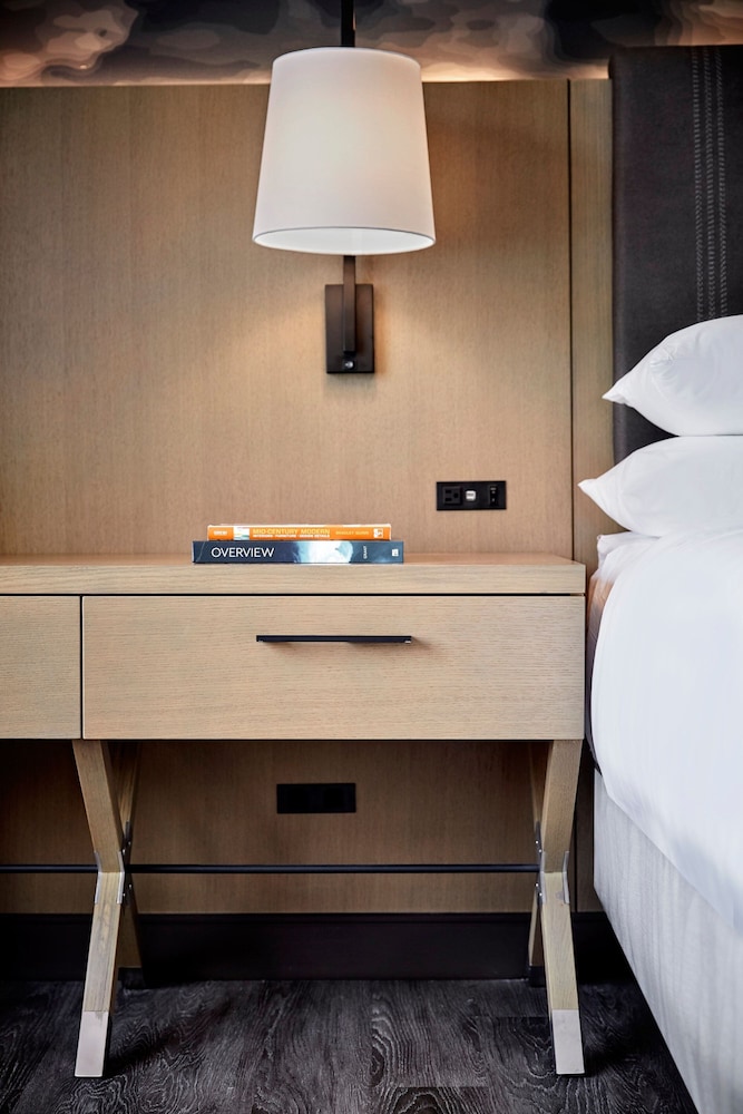 Club Room, 1 King Bed (Hearing Accessible) - Photo 3