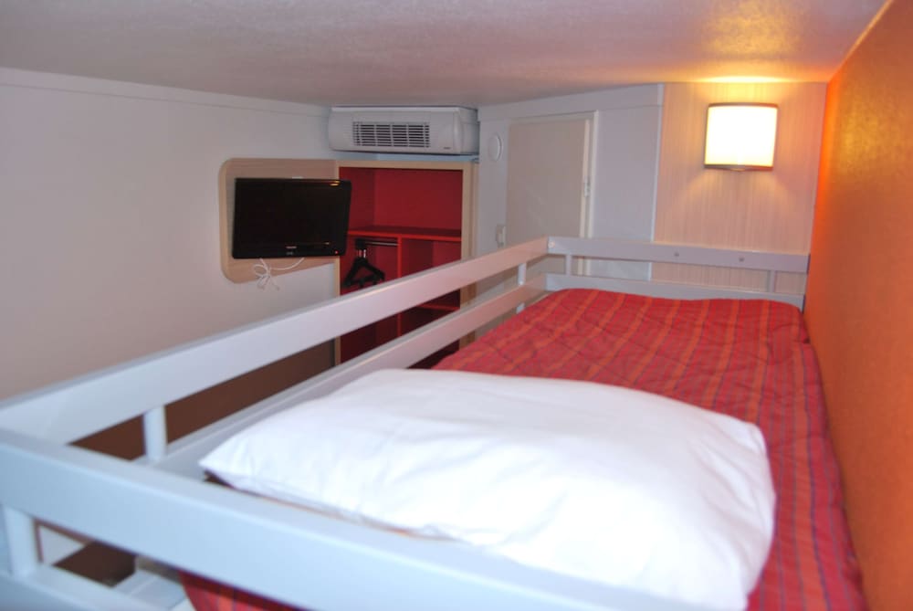 Standard Room, Multiple Beds (1 Double and 1 Single bed) - Photo 3