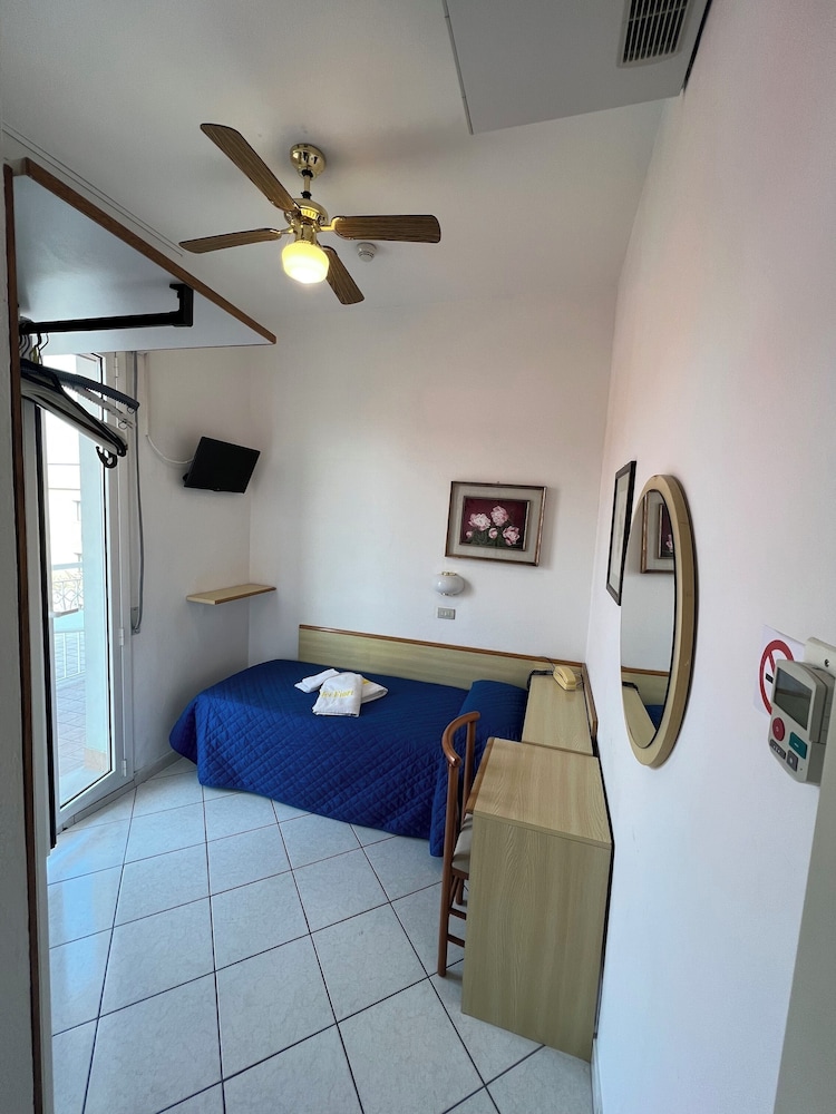 Standard Single Room, Pool View photo 2