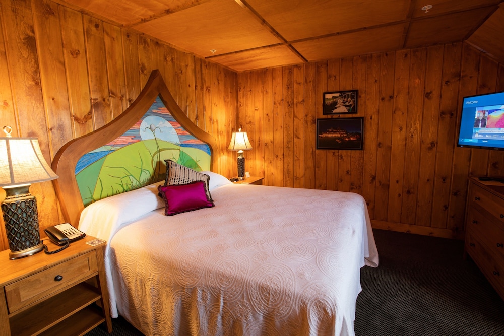 Standard Suite, 1 King Bed photo 3