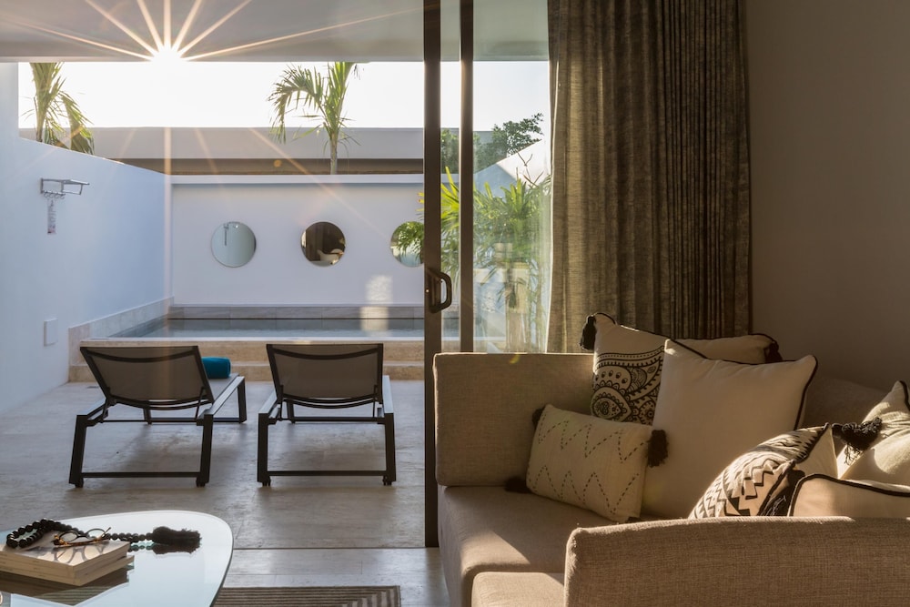 1 Bedroom Pool Suite - Photo 7