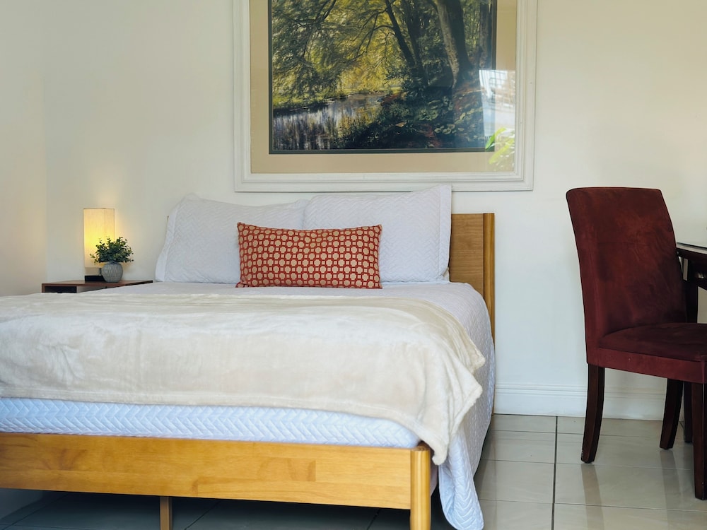 Reflection Room - Queen Bed - B3