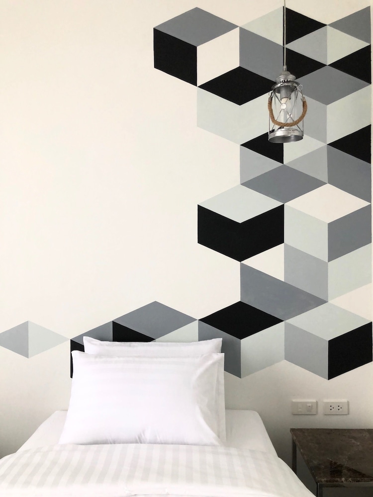 Twin Room (Free Netflix) photo 3