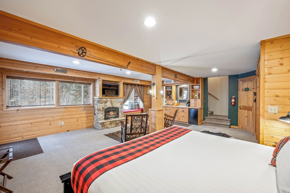 Yukon - 1 King Bed, Non Smoking, River View, Pet Friendly, Fireplace photo 3