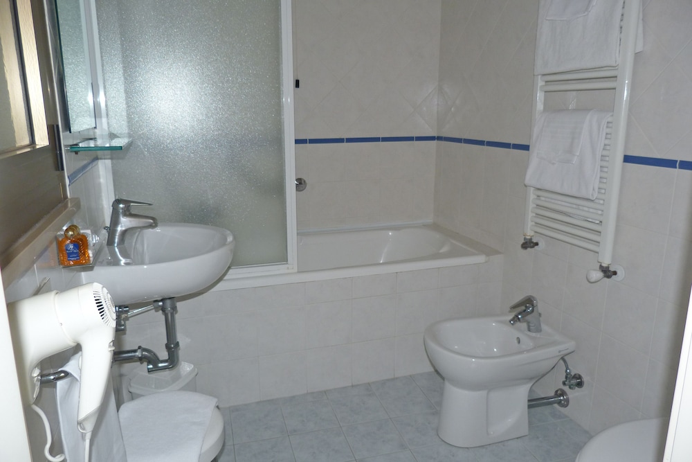 Quadruple Room - Photo 5