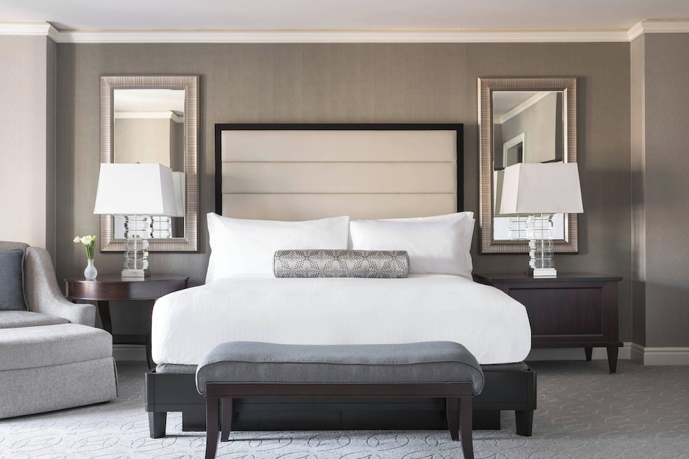 Club Room, 1 King Bed, Balcony - Photo 2