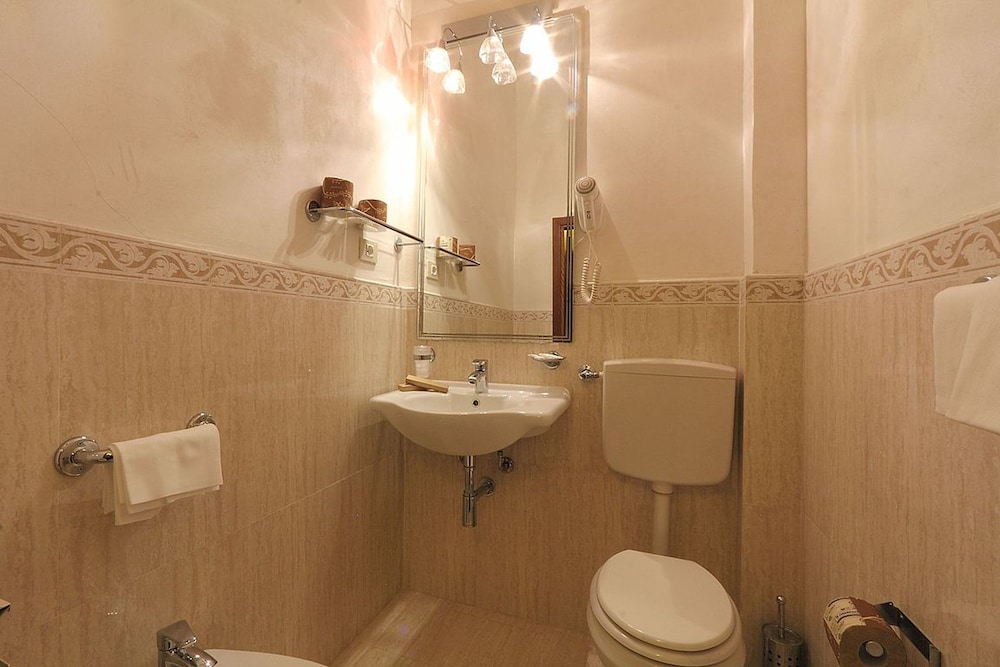Basic Quadruple Room photo 3