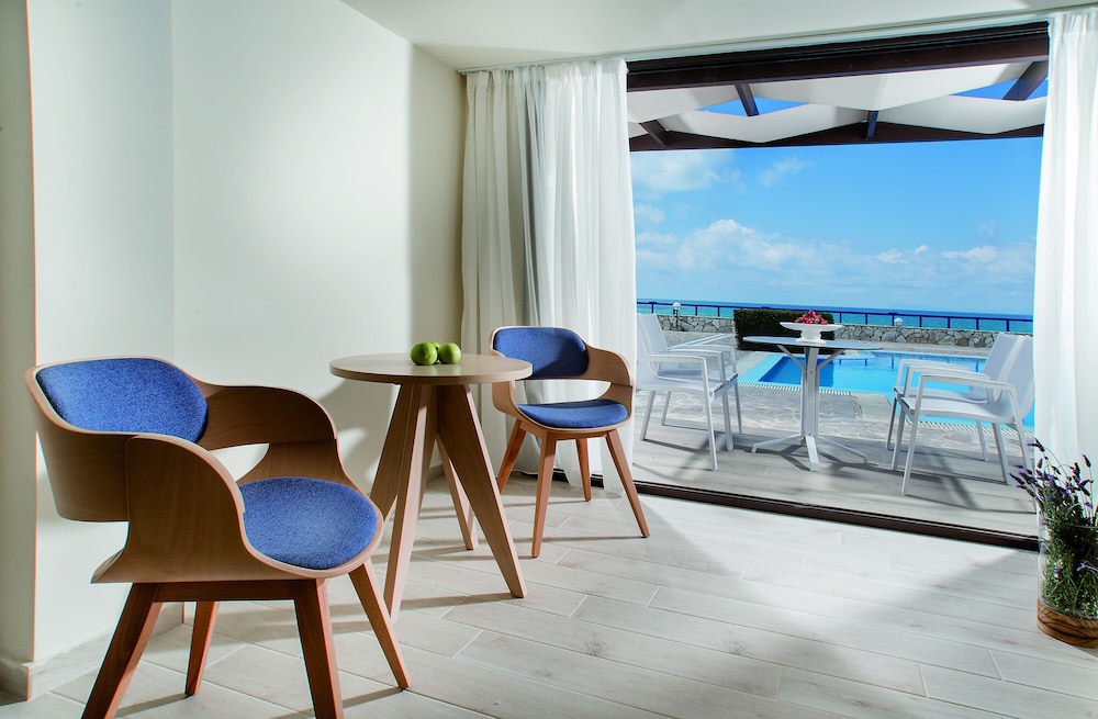 Suite (Sea Front - Sharing Pool) - Photo 2