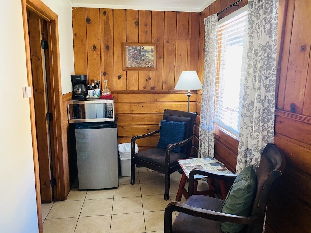 Romantic Cabin, Private Bathroom, Mountain View (015-STUDIO-1Q )