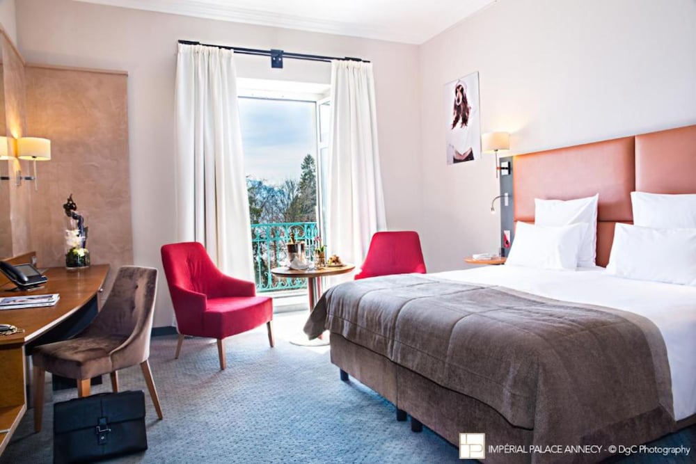 Prestige Lake Room with balcony with spa access on reservation