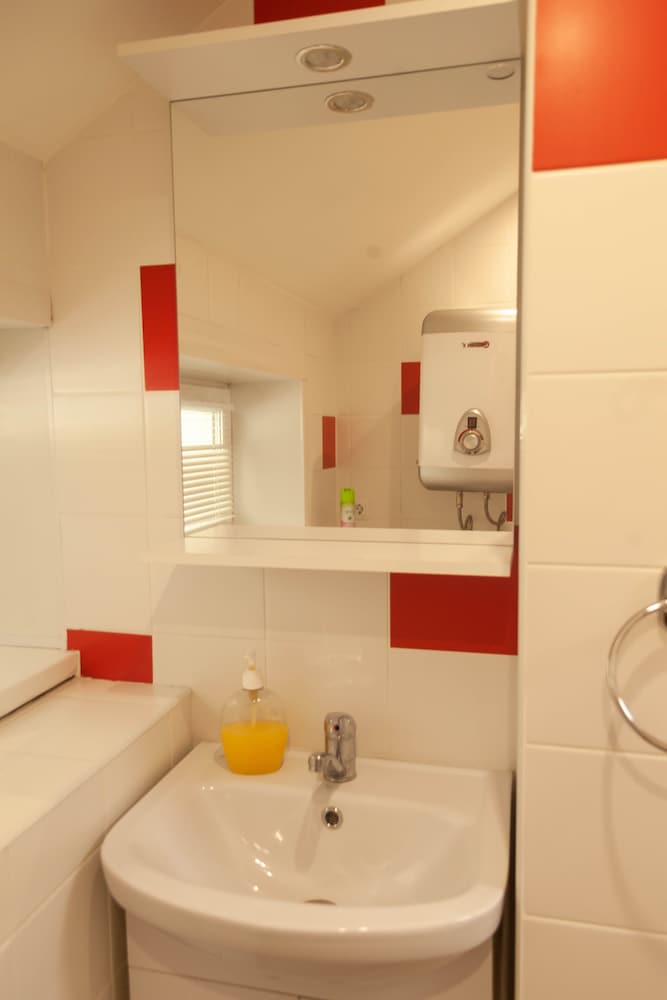Shared Dormitory (Bed in 6-Bed Dormitory Room) photo 3