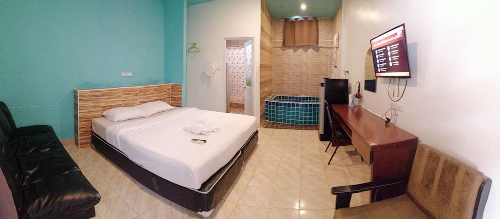 Deluxe Room, 1 King Bed, Bathtub, Ground Floor photo 3