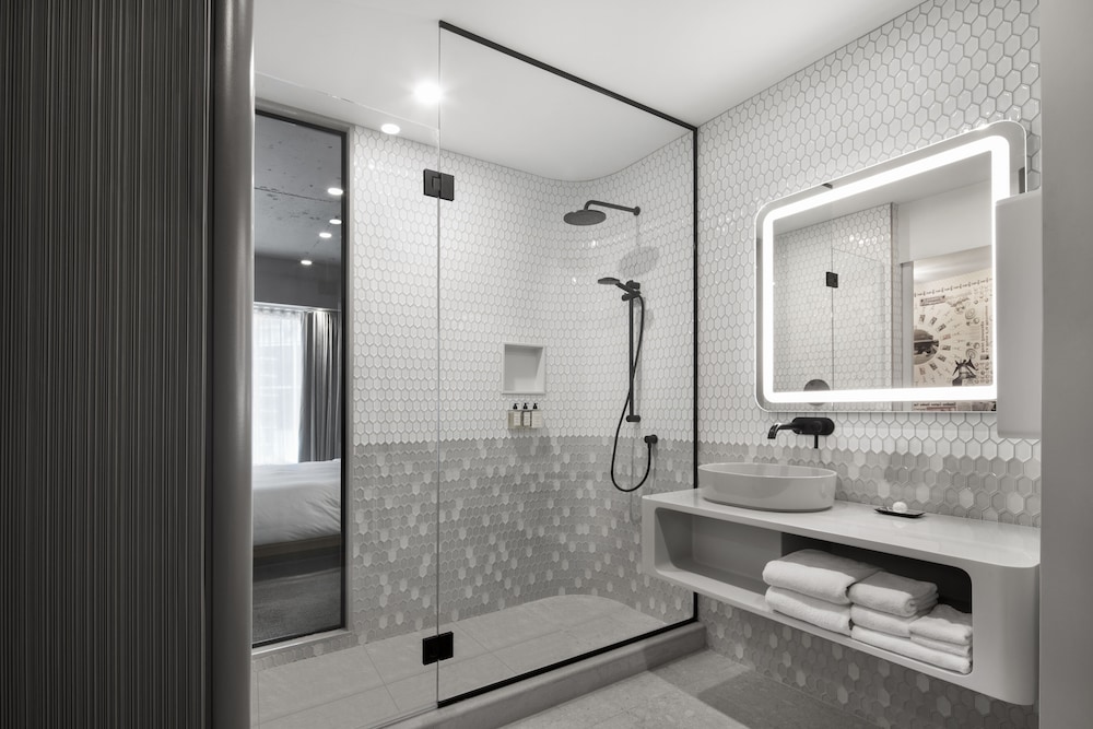 Premium Room, 1 King Bed, City View - Photo 4