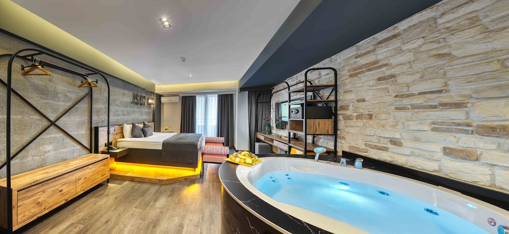 Comfort Suite, 1 Queen Bed, Jetted Tub, Partial Sea View