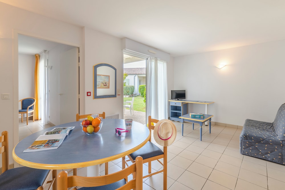 Apartment, 3 Bedrooms - Photo 2