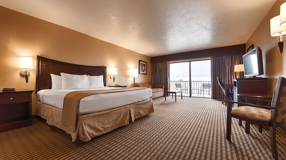 Standard Room, 1 King Bed, Non Smoking, Refrigerator & Microwave