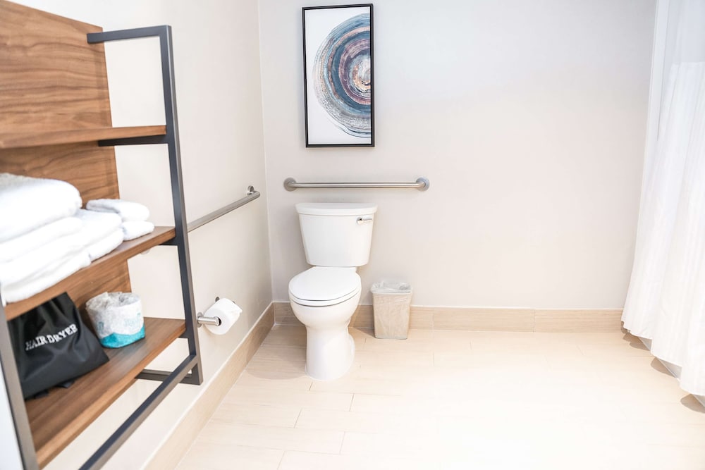 Room, 2 Queen Beds, Accessible (Mobility/Hearing, Roll In Shower) - Photo 8