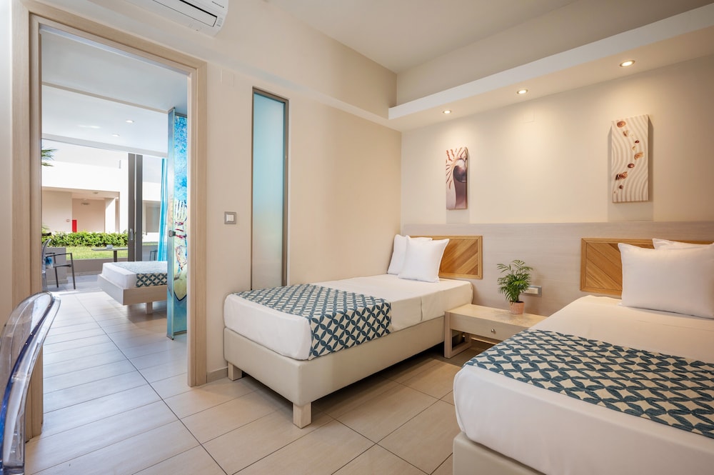 Deluxe Family Room with Land View - Photo 8
